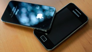 634915301674293803_samsung-apple-smartphones